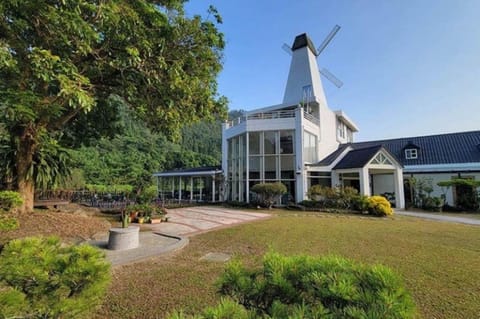 Property building, Spring, Day, Natural landscape, Garden, Garden view