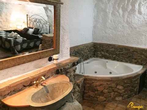 Bed, Hot Tub, Photo of the whole room, Decorative detail, Bedroom