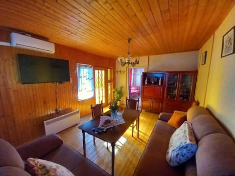 Communal lounge/ TV room, TV and multimedia, Living room, Seating area, air conditioner