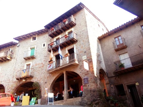 Property building, Restaurant/places to eat, Facade/entrance, Balcony/Terrace, Landmark view