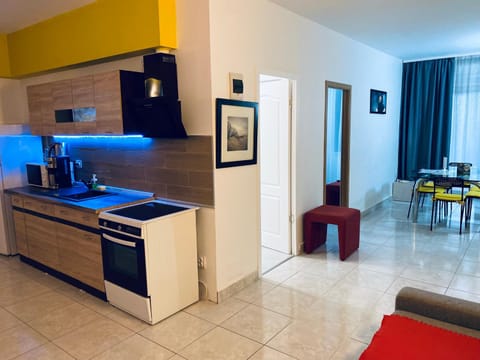 Kitchen or kitchenette, Living room, Seating area, Dining area, minibar, pet friendly, stove