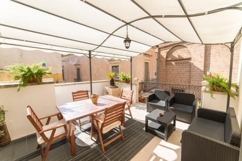 Property building, Garden, Balcony/Terrace, City view, Landmark view, Street view, Quiet street view