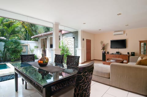 TV and multimedia, Living room, Seating area, Dining area