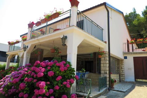 Property building, Patio, Facade/entrance, Garden