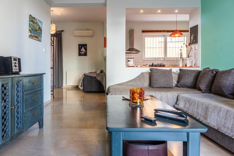 TV and multimedia, Kitchen or kitchenette, Living room, Seating area, air conditioner