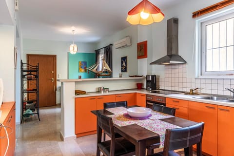 Kitchen or kitchenette, Dining area, oven, stove