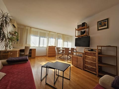 Communal lounge/ TV room, Living room, Business facilities, Seating area, Dining area