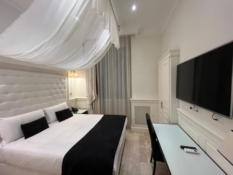 Bed, TV and multimedia, Photo of the whole room, Bedroom