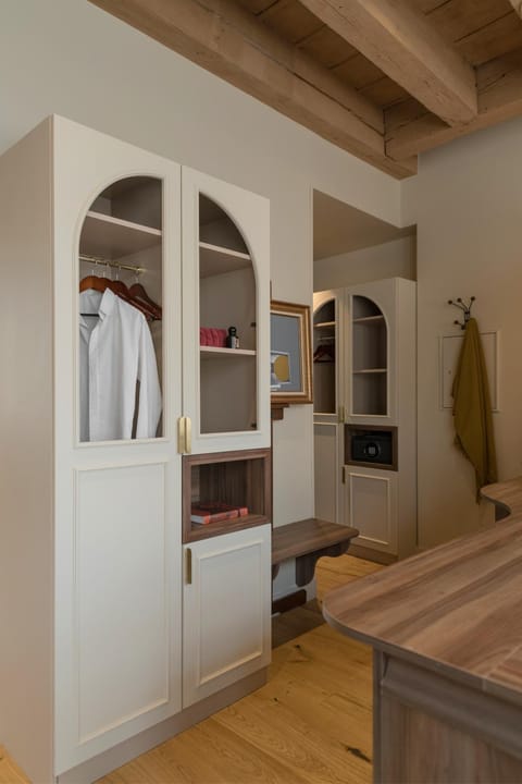 Bedroom, safe, wardrobe