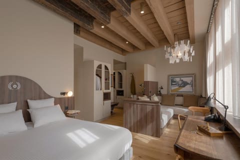 Bed, People, TV and multimedia, Living room, Photo of the whole room, Bedroom, children, wardrobe