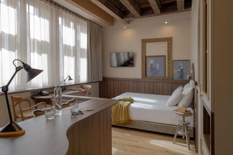 Bed, Photo of the whole room, Seating area, Bedroom