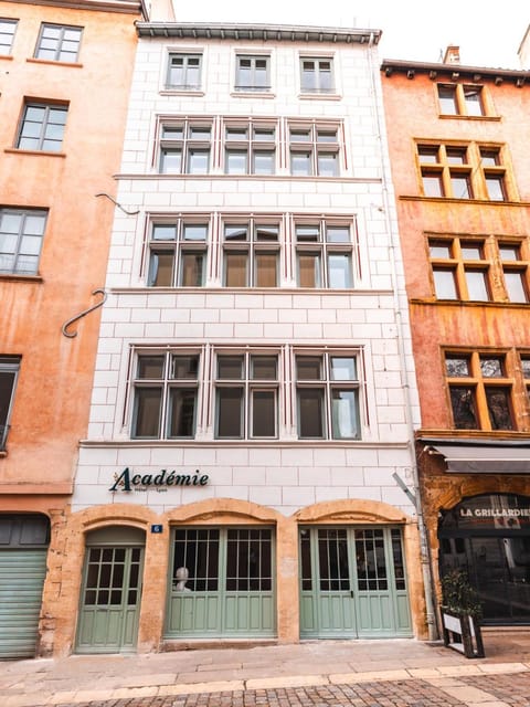 Property building, Facade/entrance, Day, Neighbourhood