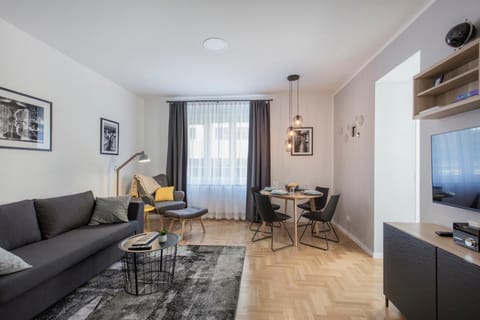 Day, Living room, Photo of the whole room, Seating area