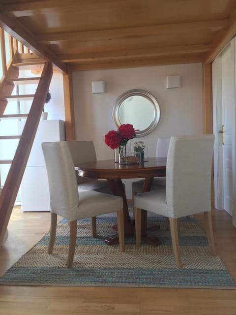 Photo of the whole room, Dining area