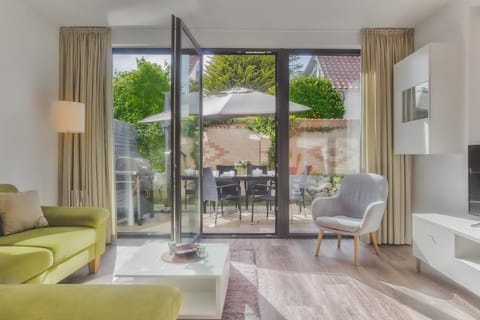 Day, Balcony/Terrace, Living room, Seating area, Garden view