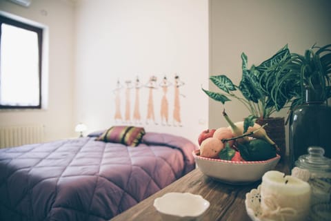 Bed, Food and drinks, Seating area, Bedroom