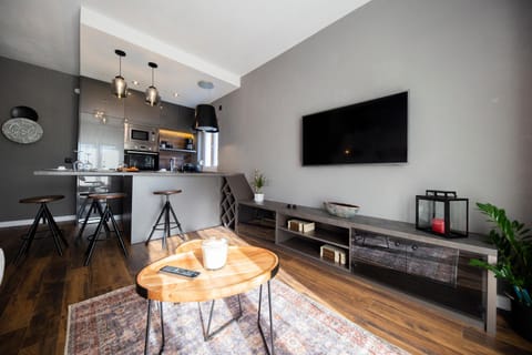 Communal lounge/ TV room, TV and multimedia, Kitchen or kitchenette, Living room, Seating area, Dining area, Evening entertainment