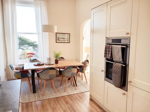 Kitchen or kitchenette, Dining area, oven, pet friendly