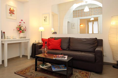 Nearby landmark, Restaurant/places to eat, Living room, Evening entertainment, Supermarket/grocery shop, Shopping Area, Family