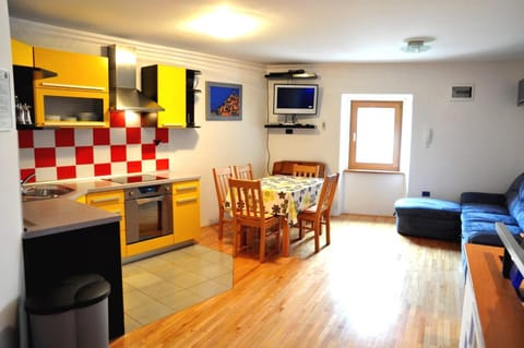 Kitchen or kitchenette, Seating area, Dining area