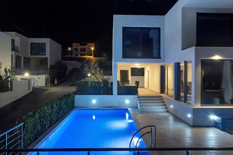 Patio, Balcony/Terrace, Mountain view, Pool view, Swimming pool