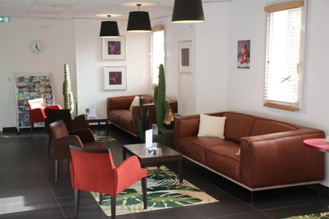 Nightclub / DJ, Lounge or bar