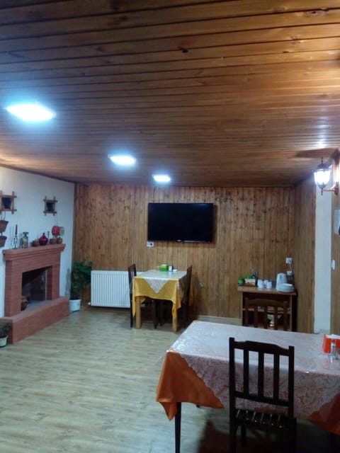 Communal lounge/ TV room, TV and multimedia, Living room, Seating area, Dining area
