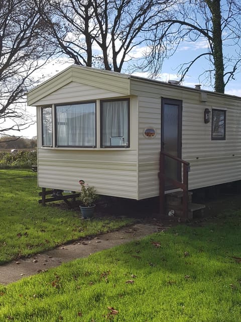 Cosy Caravan at Blackmoor Farm Campground/
RV Resort in Amroth