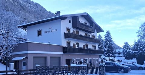 Property building, Winter, Parking