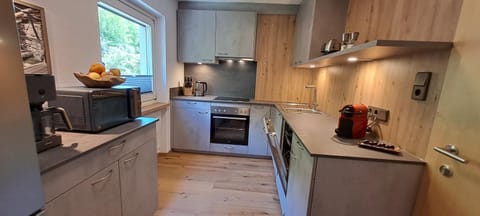 Coffee/tea facilities, Kitchen or kitchenette, dishwasher, microwave, oven, stove, toaster