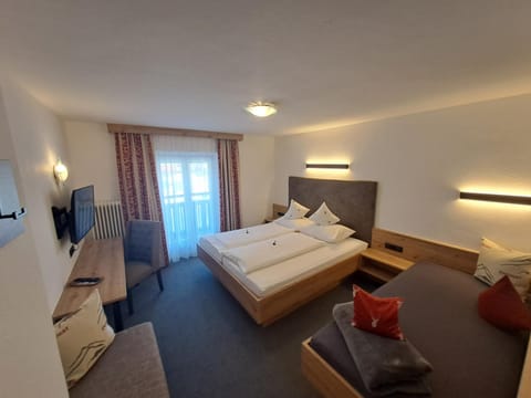 Bed, TV and multimedia, Photo of the whole room, Seating area, Bedroom, towels