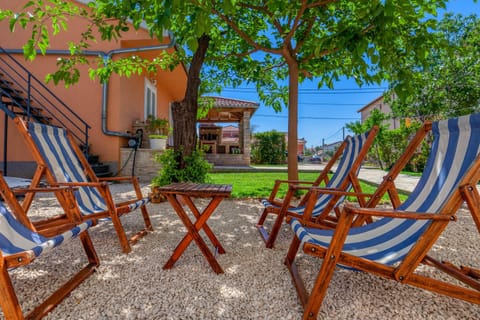 Property building, Patio, Day, Garden, Garden view, sunbed