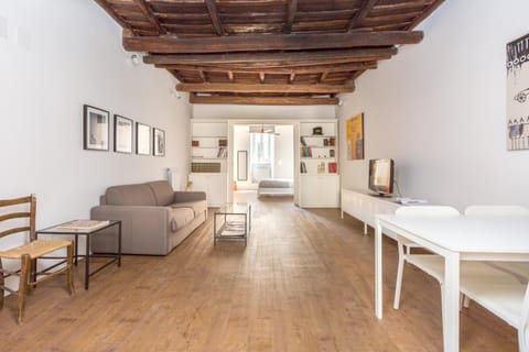 Communal lounge/ TV room, Library, Living room, Lounge or bar