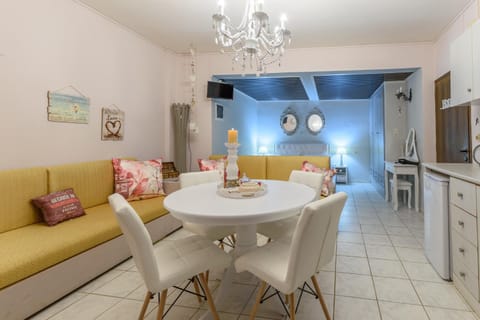 Living room, Photo of the whole room, Seating area, Dining area