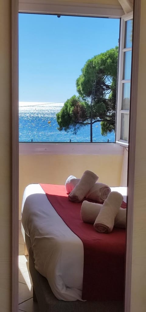 Spring, Bed, Natural landscape, Winter, Summer, Bedroom, Autumn, Landmark view, Sea view