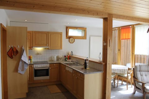 Coffee/tea facilities, Kitchen or kitchenette, Dining area