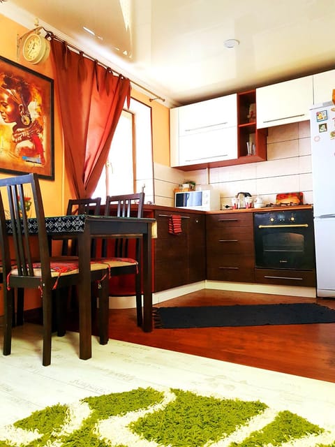 Kitchen or kitchenette, Living room, Seating area, Dining area
