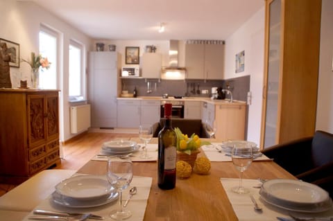 Kitchen or kitchenette, Food and drinks, Decorative detail, Seating area, Dining area