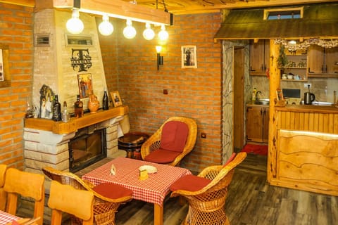 Coffee/tea facilities, Kitchen or kitchenette, Living room, Food and drinks, Seating area, Drinks