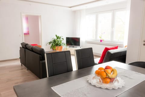 TV and multimedia, Living room, Photo of the whole room, Decorative detail, Seating area, Dining area