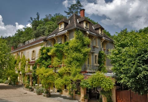 Property building, Day, Garden, Landmark view