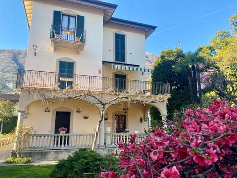 Villa Magnolia - Lake Como Apartment in Lenno