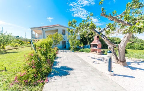 Property building, Patio, Facade/entrance, Spring, Day, Natural landscape, Activities, Summer, BBQ facilities, Garden, Decorative detail, On site, Location, Sunset