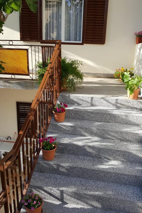 Location, children, Family