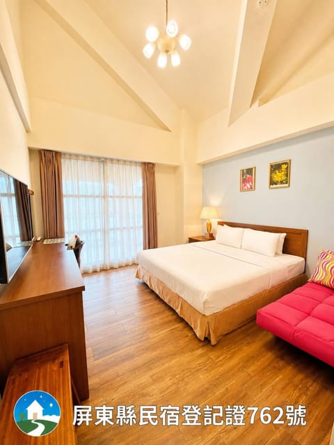 Bed, TV and multimedia, Photo of the whole room, Bedroom