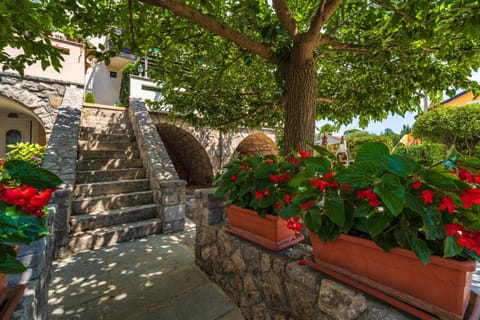 Facade/entrance, Street view, Parking
