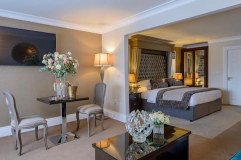Bed, Photo of the whole room, Seating area, Bedroom