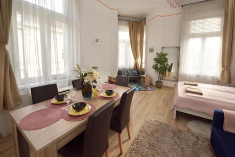 Bed, Living room, Photo of the whole room, Seating area, Dining area, Bedroom, Food