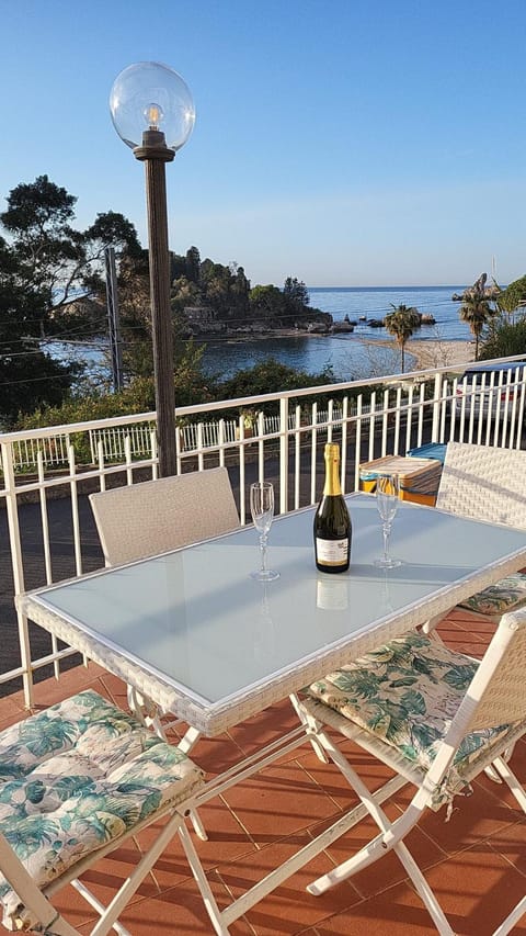 Patio, Day, Natural landscape, View (from property/room), Balcony/Terrace, Food and drinks, Dining area, Lake view, River view, Sea view, Sea view, Drinks, Alcoholic drinks
