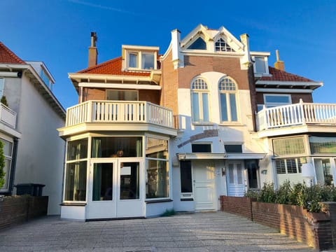 Property building, Facade/entrance, Spring, Balcony/Terrace, Living room, Area and facilities, Parking
